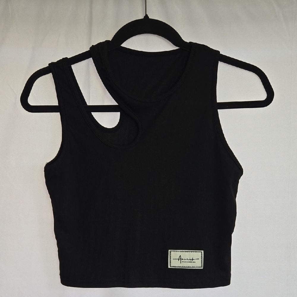 SHEIN Black Cropped Tank Top..